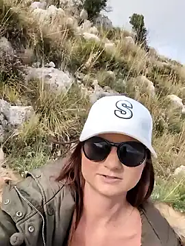 Snapshot of Samira-Summer chatting on 12.18.25 Samira-Summer online show from 12.18.25