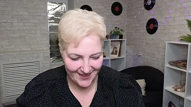 Sandra Snow online show from 12.22.24