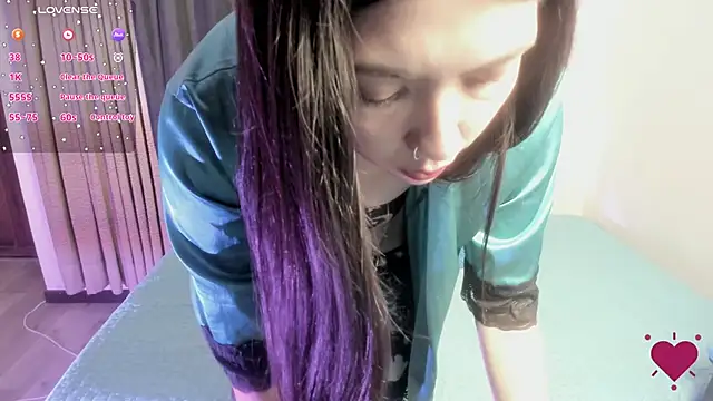 Snapshot of Aurora_Hotson chatting on 01.28.25 Aurora Hotson online show from 01.28.25