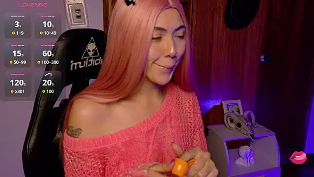 Snapshot of Aurora_Hotson chatting on 11.25.25 Aurora Hotson online show from 11.25.25