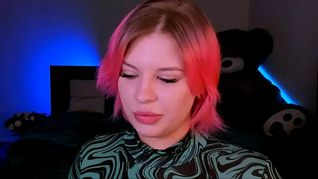 Snapshot of evaharve chatting on 02.15.25 evaharve online show from 02.15.25