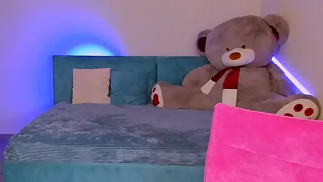 Snapshot of evaharve chatting on 02.22.25 evaharve online show from 02.22.25