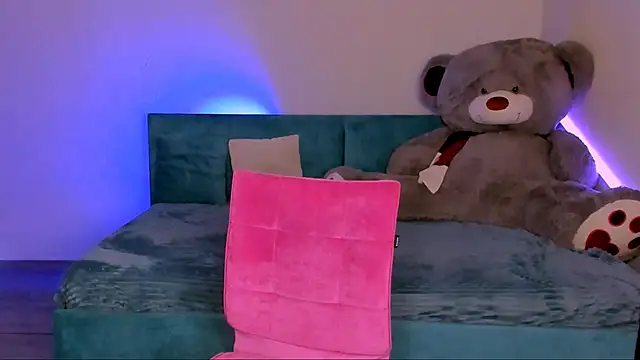 Snapshot of evaharve chatting on 03.17.25 evaharve online show from 03.17.25