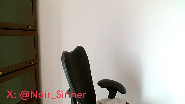 Snapshot of sinnernoir chatting on 04.18.26 sinnernoir online show from 04.18.26