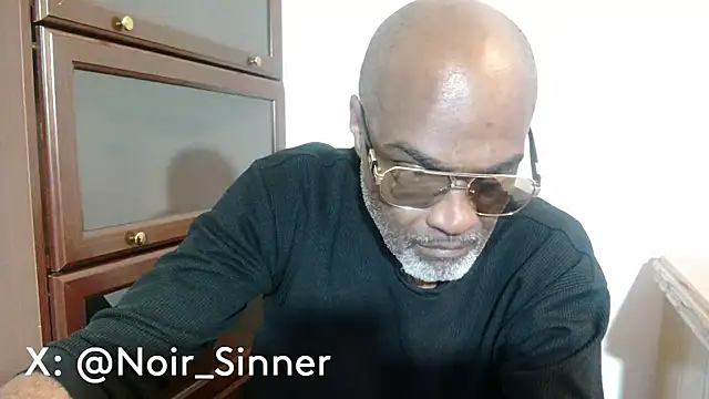 Snapshot of sinnernoir chatting on 04.21.26 sinnernoir online show from 04.21.26