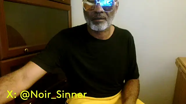 Snapshot of sinnernoir chatting on 04.26.26 sinnernoir online show from 04.26.26