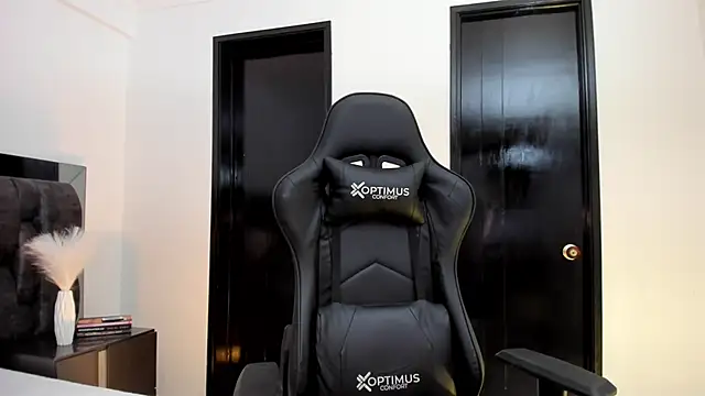 Snapshot of CarolHorny_1 chatting on 01.20.25 CarolHorny 1 online show from 01.20.25