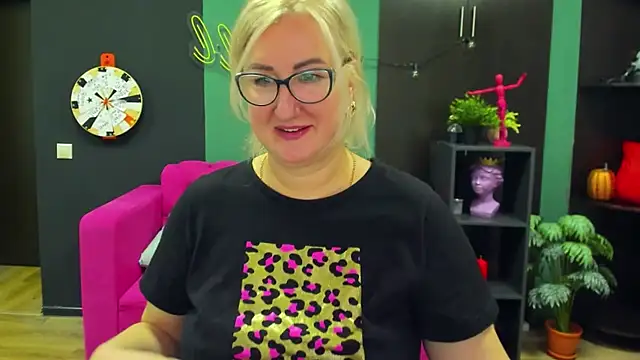 Snapshot of ChristyBrooks chatting on 02.10.25 ChristyBrooks online show from 02.10.25