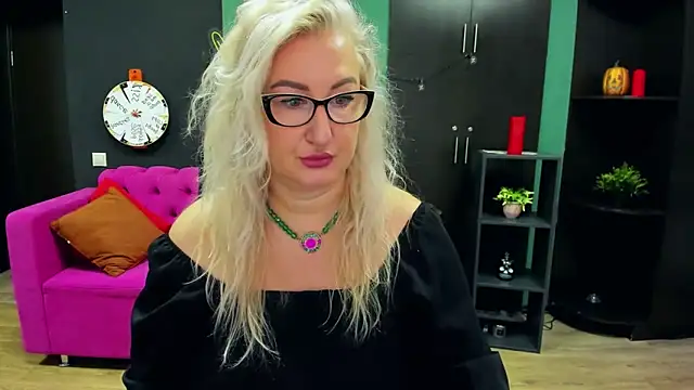 Snapshot of ChristyBrooks chatting on 11.04.25 ChristyBrooks online show from 11.04.25