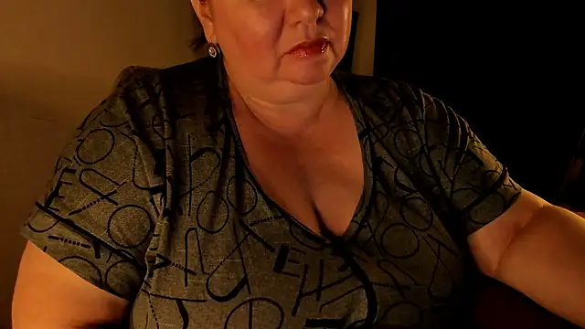 Snapshot of SexxyDreams1 chatting on 02.10.25 SexxyDreams1 online show from 02.10.25