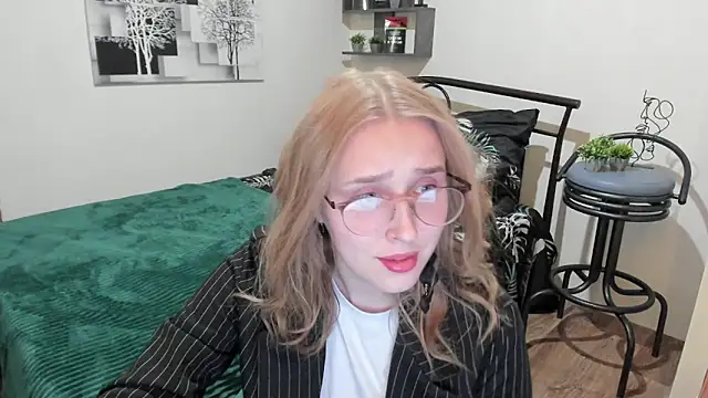 Snapshot of LinaTruly chatting on 01.24.25 LinaTruly online show from 01.24.25