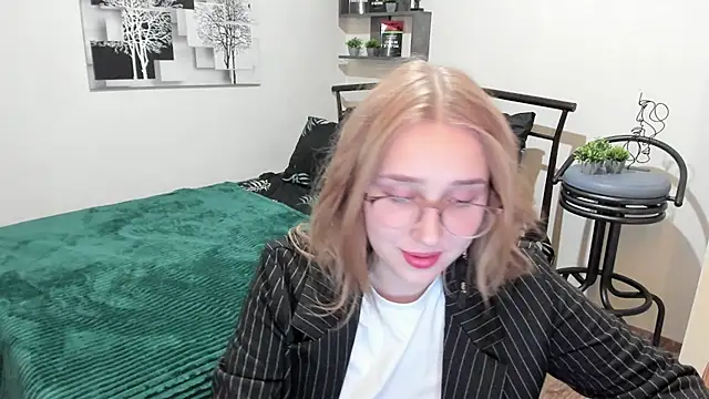 Snapshot of LinaTruly chatting on 01.24.25 LinaTruly online show from 01.24.25