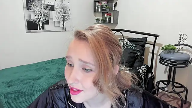 Snapshot of LinaTruly chatting on 02.01.25 LinaTruly online show from 02.01.25