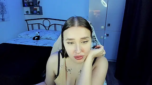 Snapshot of LinaTruly chatting on 11.17.25 LinaTruly online show from 11.17.25