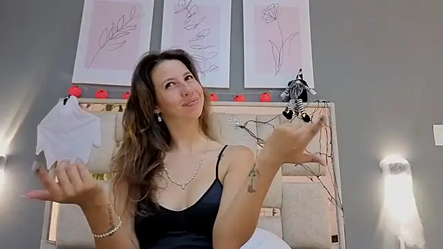 Snapshot of jolie_lov chatting on 10.02.25 jolie lov online show from 10.02.25