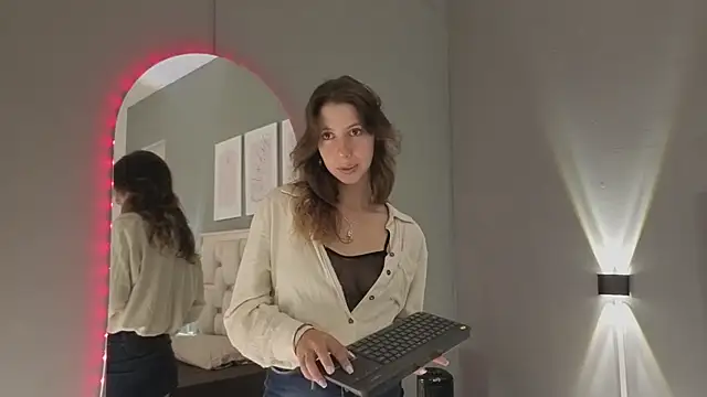 Snapshot of jolie_lov chatting on 11.06.25 jolie lov online show from 11.06.25