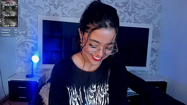 Snapshot of Ariana_Pierce chatting on 12.30.24 Ariana Pierce online show from 12.30.24