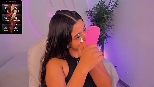 Snapshot of Ariana_Pierce chatting on 12.19.25 Ariana Pierce online show from 12.19.25