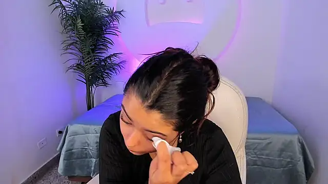Snapshot of Ariana_Pierce chatting on 12.20.25 Ariana Pierce online show from 12.20.25