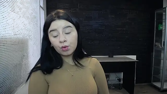 Snapshot of SaraBraun_ chatting on 12.29.24 SaraBraun online show from 12.29.24