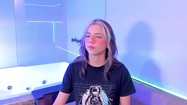 Snapshot of ArtemisaBlake chatting on 12.19.24 ArtemisaBlake online show from 12.19.24