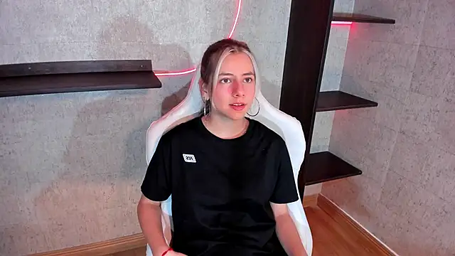 Snapshot of ArtemisaBlake chatting on 01.04.25 ArtemisaBlake online show from 01.04.25