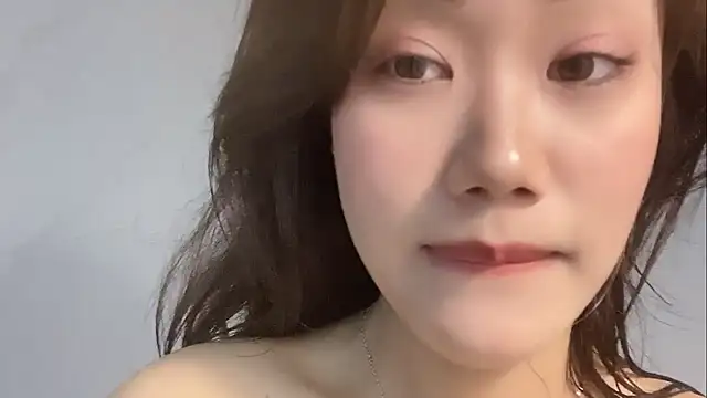 Snapshot of Bella-LL chatting on 02.28.25 Bella-LL online show from 02.28.25