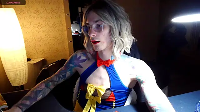 Snapshot of Julia_dolls chatting on 11.28.25 Julia dolls online show from 11.28.25