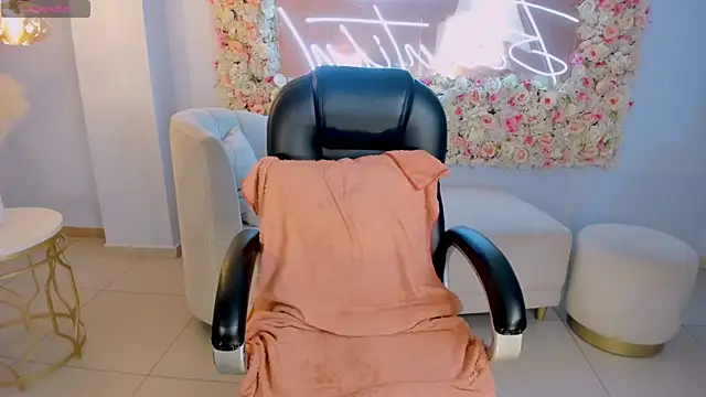 Snapshot of IsabelBornner chatting on 02.12.25 IsabelBornner online show from 02.12.25