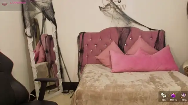 Snapshot of kittystart_tay chatting on 10.25.25 kittystart tay online show from 10.25.25