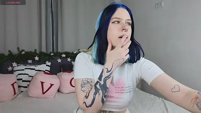 Snapshot of tender_kiitty chatting on 12.20.25 tender kiitty online show from 12.20.25