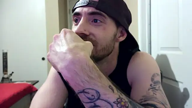 Snapshot of Huntzg23 chatting on 04.11.26 Huntzg23 online show from 04.11.26