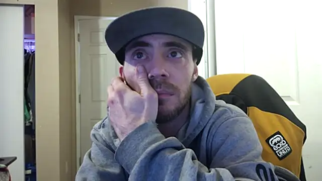 Snapshot of Huntzg23 chatting on 04.14.26 Huntzg23 online show from 04.14.26