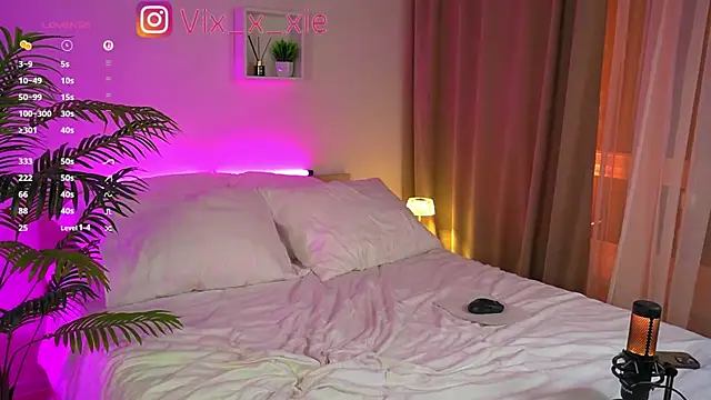 Snapshot of ViXXXiee chatting on 10.22.25 ViXXXiee online show from 10.22.25