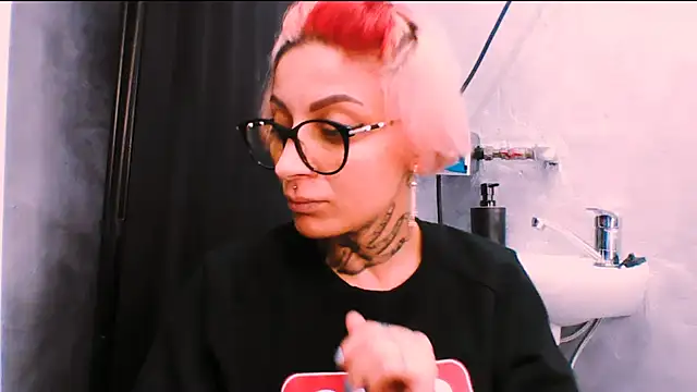 Snapshot of Lucky_Deniz chatting on 11.24.25 Lucky Deniz online show from 11.24.25