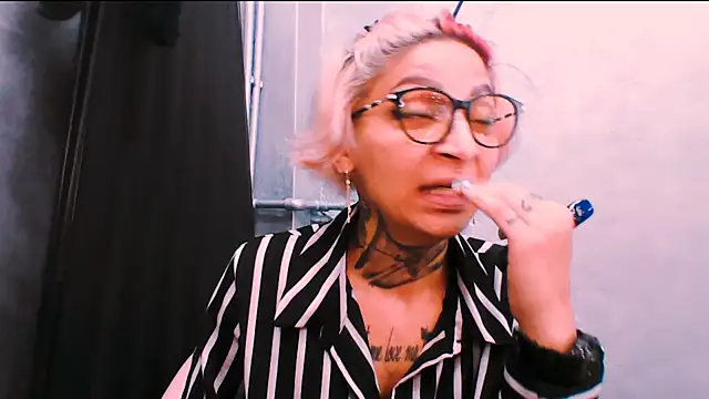 Snapshot of Lucky_Deniz chatting on 11.26.25 Lucky Deniz online show from 11.26.25