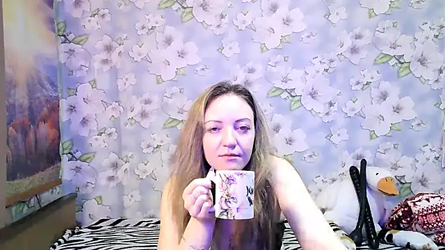 KattyLuuu online show from 10.24.25