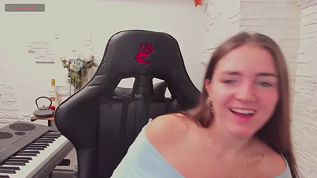 Paige coyness online show from 12.22.24