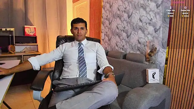 Hideintheoffice online show from 02.17.26