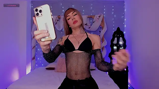 Snapshot of Camillesanto chatting on 02.21.25 Camillesanto online show from 02.21.25