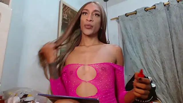 Snapshot of Dannacamilsaenz chatting on 10.05.25 Dannacamilsaenz online show from 10.05.25