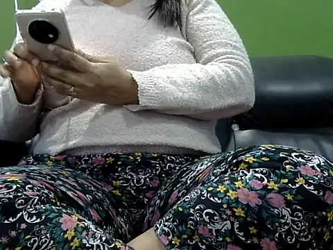 Housewife12 online show from 01.29.25