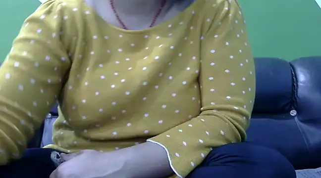 Housewife12 online show from 02.19.25