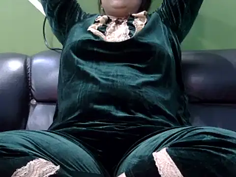 Housewife12 online show from 03.13.25