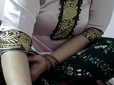 Housewife12 online show from 12.22.25