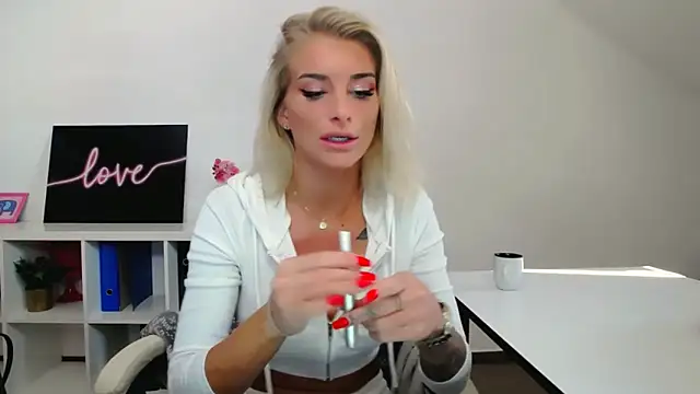 Lia Benini online show from 02.04.25