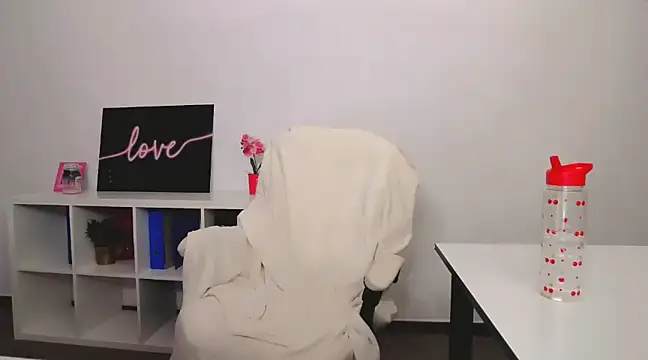 Lia Benini online show from 03.05.25