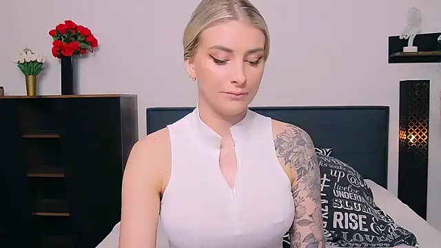 Lia Benini online show from 02.16.26