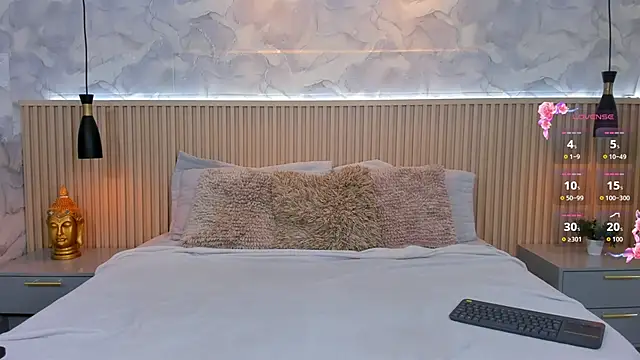 AinaraJimenez online show from 10.27.25