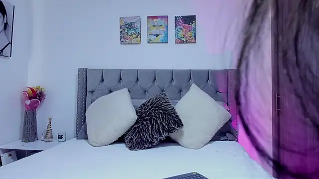 Snapshot of Sara_Leblanc chatting on 12.22.24 Sara Leblanc online show from 12.22.24